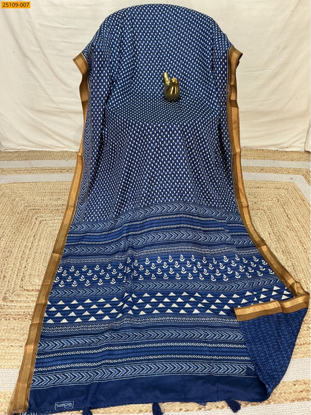 Navy Blue Mulmul Linen Silk Saree Navy Blue Mulmul Linen Silk Saree