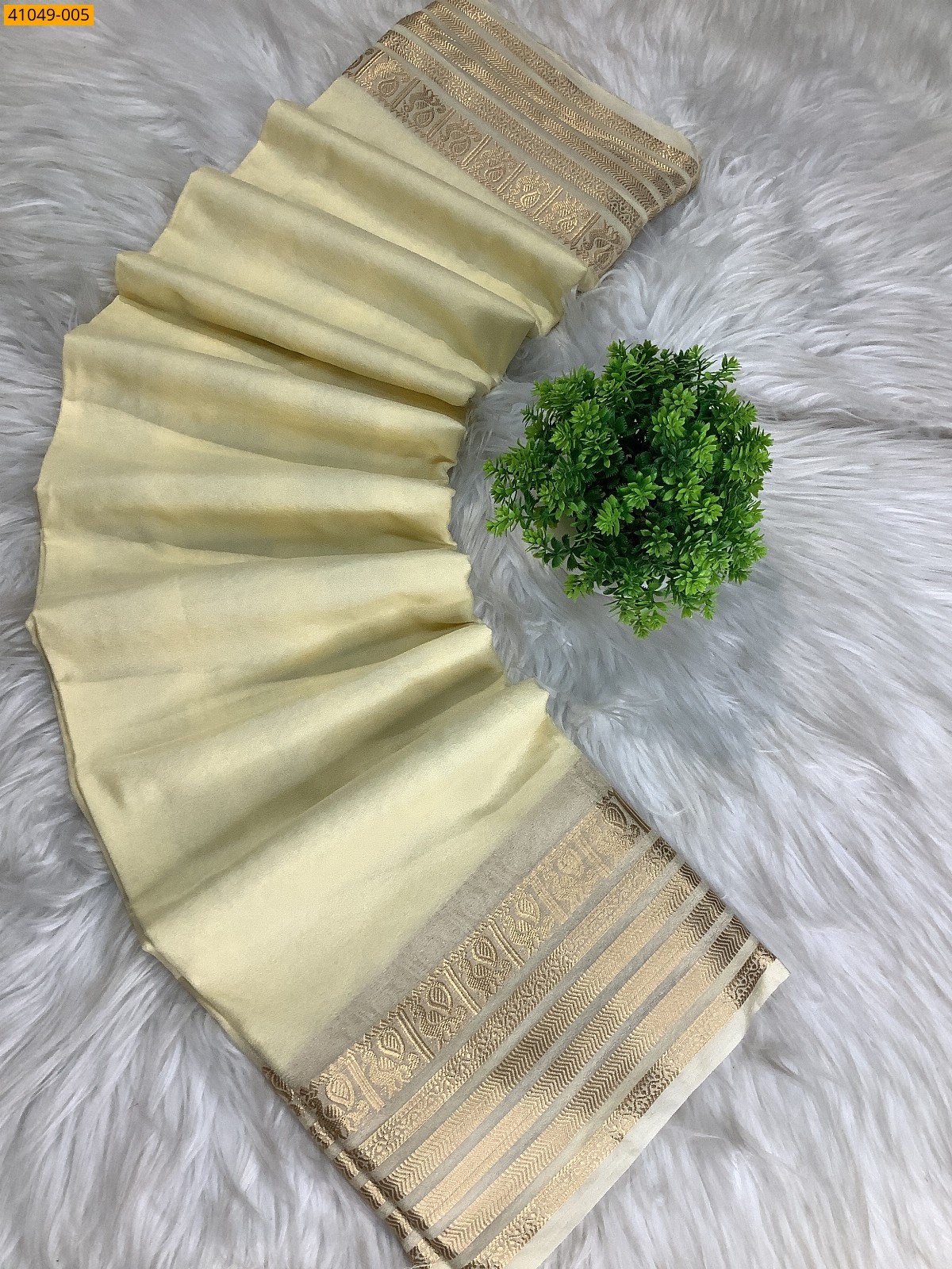 Half white Viscose Crush Crepe Silk Saree